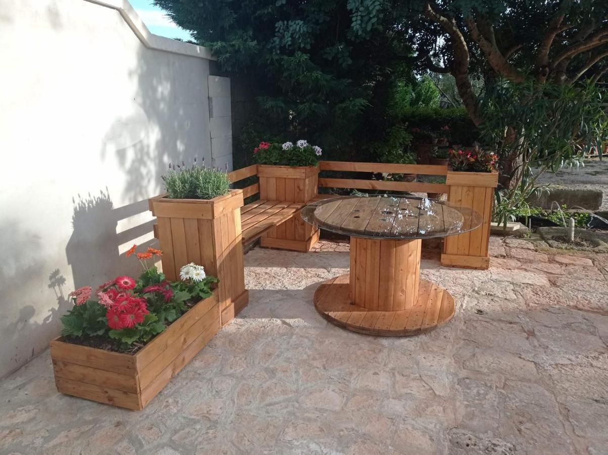 B&B Le Carrube Sava Exterior photo