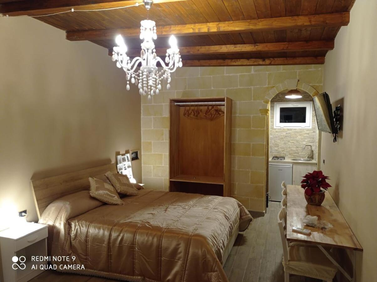 B&B Le Carrube Sava Exterior photo